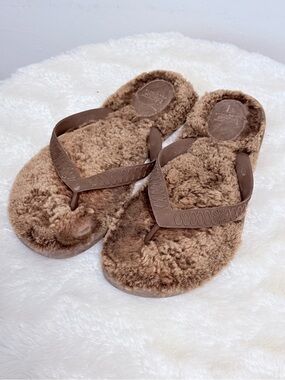 UGG Australia Sandals Women’s Brown Size 7W Shearling
